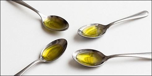 Even if you live a healthy lifestyle, physical pain often becomes an inseparable part of life after the age of forty. A Spanish epidemiological study suggests that this doesn't happen if you consume four tablespoons of extra virgin olive oil daily.