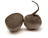 The optimal performance-enhancing effect of concentrated beetroot juice is achieved at a dose of 140 ml, write British sports scientists from the University of Exeter in the Journal of Applied Physiology. But athletes who don't react to this dose may derive benefit by consuming 280 ml.